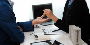 Ai vândut sau cumpărat o locuință în 2026? Ce date despre tranzacție ajung la ANAF