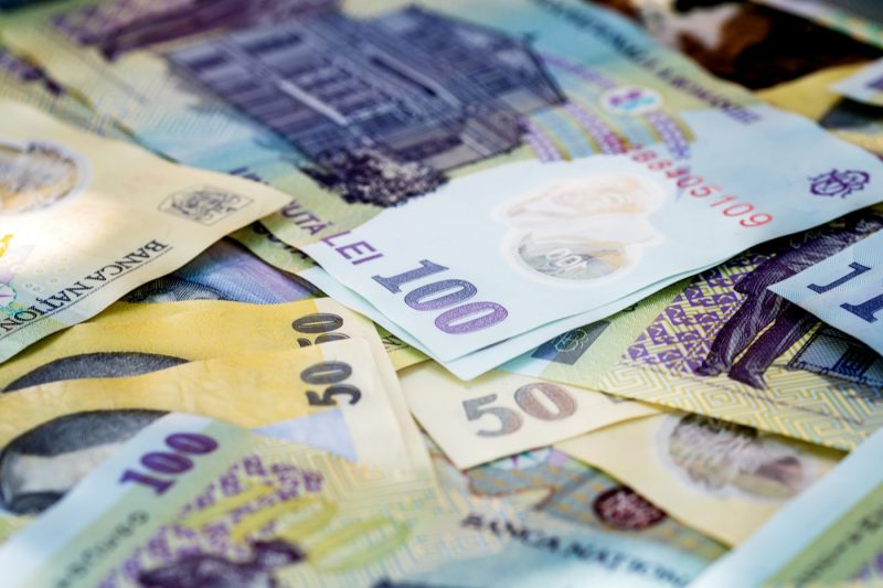 Cu cât crește pensia dacă mai lucrezi 5 ani după stagiul complet. Calcul pentru un salariu mediu