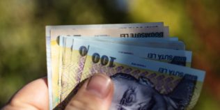 Joburi fără diplomă de BAC, dar cu salarii de până la 5.000 de lei. Unde se pot angaja tinerii care au picat examenul