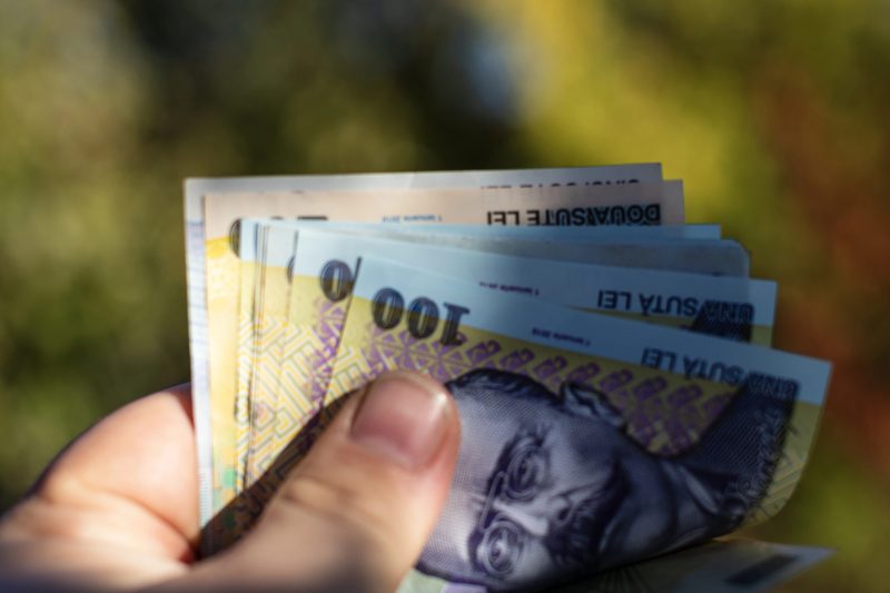 Joburi fără diplomă de BAC, dar cu salarii de până la 5.000 de lei. Unde se pot angaja tinerii care au picat examenul