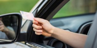 Cât timp rămâi fără permis dacă nu plătești o amendă de 500, 750 sau 1.000 de lei. Noua regulă explicată simplu