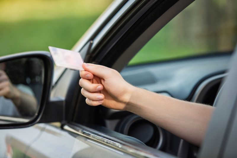 Cât timp rămâi fără permis dacă nu plătești o amendă de 500, 750 sau 1.000 de lei. Noua regulă explicată simplu