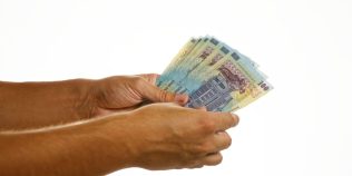 Românii compară salariile de la stat cu cele din privat. Dezbatere aprinsă: „Râdeam de ei în liceu, acum câștigă mai bine decât mine”