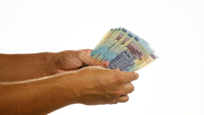 Românii compară salariile de la stat cu cele din privat. Dezbatere aprinsă: „Râdeam de ei în liceu, acum câștigă mai bine decât mine”