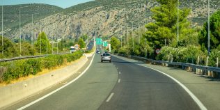 Cum economisești bani la plata carburantului în drum spre Grecia sau Bulgaria. Trucurile simple care salvează sute de lei
