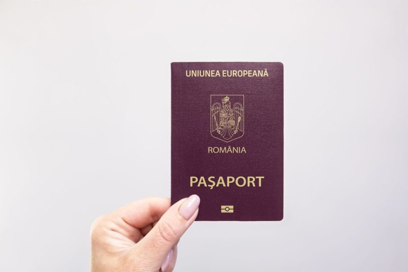 În câte țări pot intra românii fără viză în 2026. România urcă în topul celor mai puternice pașapoarte