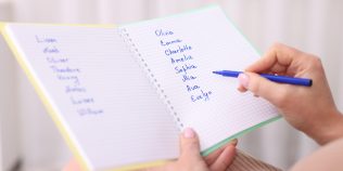 Cele mai populare prenume din România. Numele care se află în top de zeci de ani