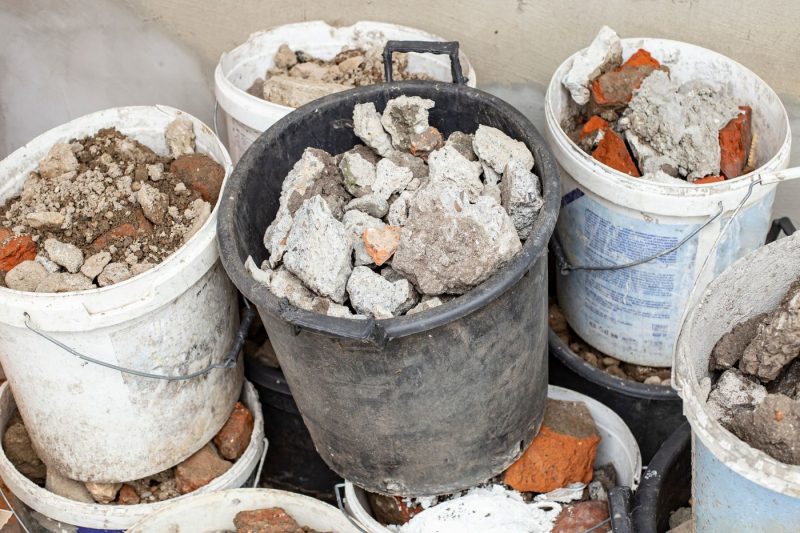 Amenda care te poate aștepta dacă scoți molozul de la renovare lângă tomberon. Cât costă legal evacuarea deșeurilor