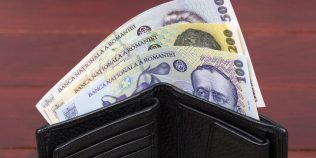 Lista scumpirilor care intră în vigoare de azi, 1 iulie. Vom plăti mai mult pentru amenzi, facturi la apă, carburanți și comenzi online