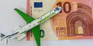 Românii își pregătesc cash-ul pentru concediu. Ce valute cumpără înainte de plecarea în Grecia, Turcia și Albania