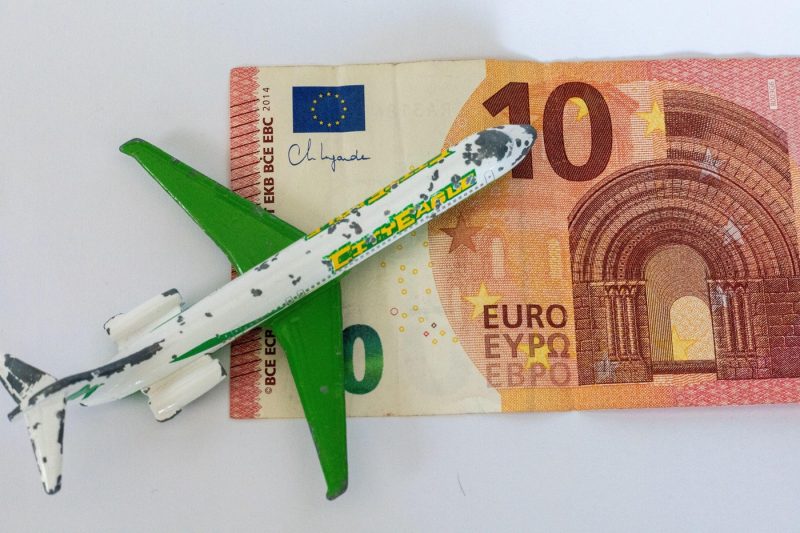 Românii își pregătesc cash-ul pentru concediu. Ce valute cumpără înainte de plecarea în Grecia, Turcia și Albania