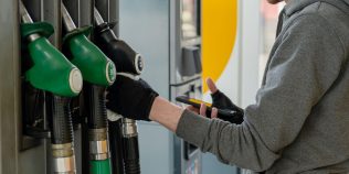 Motorina se apropie de pragul psihologic de 10 lei. Cum încearcă statul să limiteze scumpirile, nou proiect