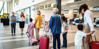Cu ce document nu poate ieși un copil din România? Confuzia care îi poate lăsa pe mulți părinți în aeroport