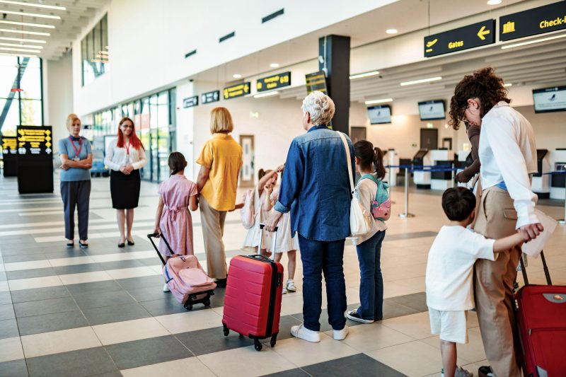 Cu ce document nu poate ieși un copil din România? Confuzia care îi poate lăsa pe mulți părinți în aeroport