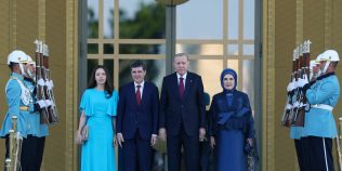 Cât ar costa pistolul primit cadou de Nicușor Dan de la Erdogan. Ce se va întâmpla cu arma odată cu revenirea preşedintelui în ţară