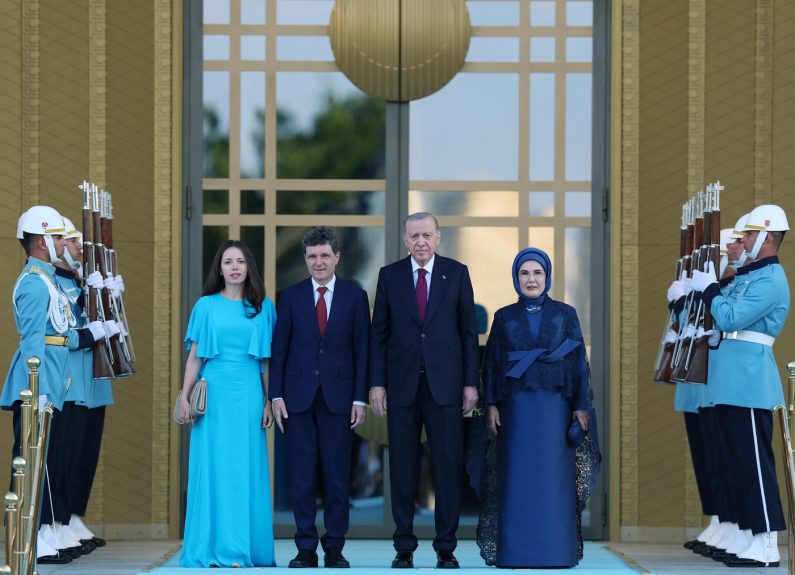Cât ar costa pistolul primit cadou de Nicușor Dan de la Erdogan. Ce se va întâmpla cu arma odată cu revenirea președintelui în țară