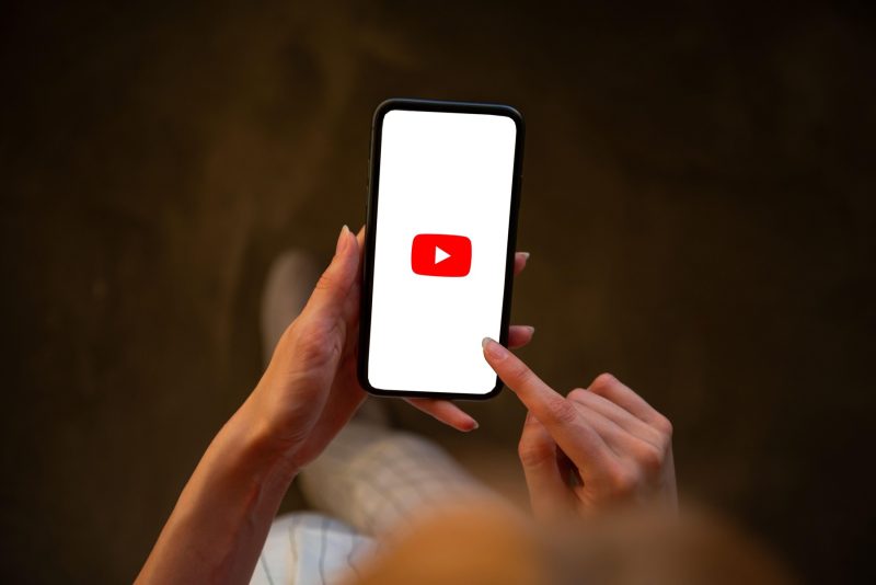 De ce atrage YouTube tot mai mulți bani din publicitate, deși televiziunea este considerată un mediu mai sigur pentru branduri
