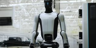 VIDEO | China vinde roboți umanoizi pentru uz personal. Noii „prieteni” cu AI pot costa cât un apartament în București