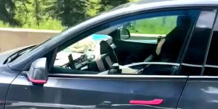 Filmare șocantă cu o mașină Tesla pe autostradă. Șoferița pare că doarme la 100 km/oră, cu doi copii în mașină VIDEO