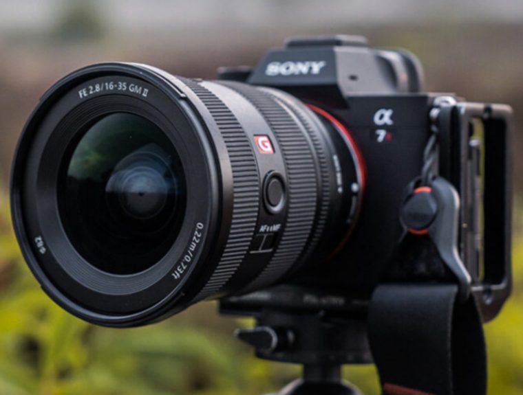 Sony RX10 V debutează oficial. Noua cameră cu zoom optic 24–600 mm și AI promite performanțe de top pentru fotografie și filmare