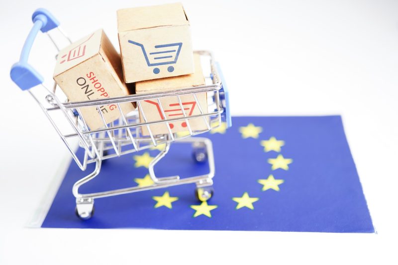 Taxa de 3 euro pentru coletele mici din afara Uniunii Europene intră în vigoare: ce se schimbă pentru cumpărăturile online