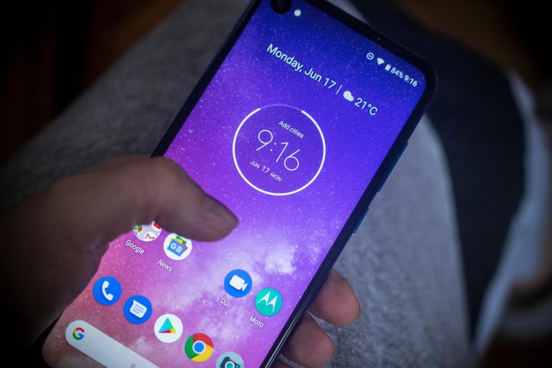 Motorola introduce eSIM de călătorie integrat în telefoane. Internet mobil ieftin în peste 160 de țări, fără roaming