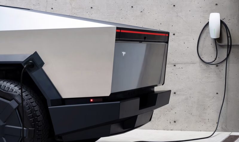 Tesla Cybertruck rămâne fără încărcare acasă, iar reparația poate ajunge la mii de euro. De ce evită Tesla o rechemare oficială