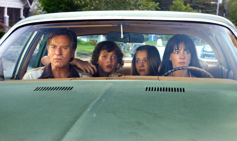 Cartierul perfect se termină în Cretacic: Anne Hathaway și Ewan McGregor fug de dinozauri în noul trailer „The End of Oak Street”