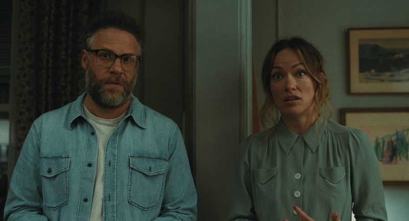 „Invitația vecinilor”, filmul care te face să te întrebi dacă urmează o crimă sau o glumă bună. De ce să-l vezi la cinema REVIEW