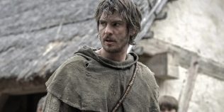 Andrew Garfield aprinde revolta în The Uprising. Primul trailer promite un război brutal împotriva regelui