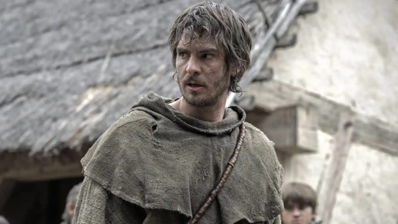 Andrew Garfield aprinde revolta în The Uprising. Primul trailer promite un război brutal împotriva regelui