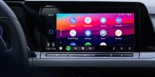 Funcții Android Auto care îți fac drumurile mai simple. De la muzică pornită automat la mesaje trimise cu Gemini