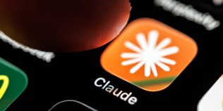 Claude Opus 5.5 renunță aproape complet la unul dintre cele mai evidente „ticuri” ale AI. Textele par mai naturale, dar răspunsurile sunt mai lungi