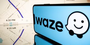 Cum vezi rutele alternative în Waze fără să oprești navigarea pe Android Auto. Butonul util când traficul se schimbă din mers