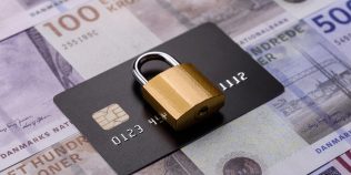 A pierdut 168.000 de euro după un mesaj fals despre un colet. Cum l-au convins escrocii să le dea acces la bani