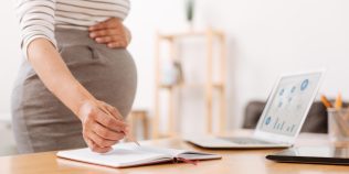 Decizie CCR privind concediul de risc maternal. Ce a stabilit Curtea pentru femeile asigurate pe cont propriu