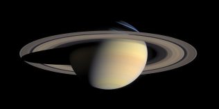 Vești excelente în căutarea vieții extraterestre. Luna înghețată a planetei Saturn ar putea păstra indicii mai ușor de găsit decât se credea