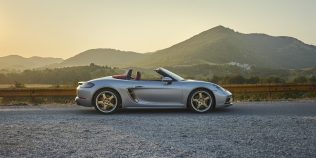 Porsche Boxster electric nu a murit. Prototipul surprins aproape complet descoperit pe Nürburgring arată cât de aproape este lansarea