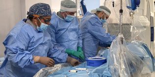 Intervenție cardiacă rară la Spitalul MedLife Polisano Sibiu: procedură TAVI realizată cu succes la un pacient cu inima poziționată în partea dreaptă