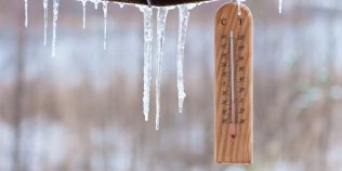Temperaturile au coborât sub zero grade Celsius în mai multe localități din România. Cum va fi vremea în următoarele zile