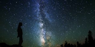 Astronomii au descoperit primul microblazar din Calea Lactee, alimentat de o gaură neagră