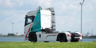 BYD atacă piața europeană cu un camion electric de 44 de tone: 600 km autonomie și aproape 400 km recuperați în 20 de minute