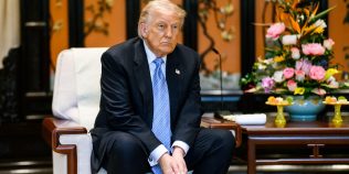 Donald Trump îi declară „inamici” pe cei care mai folosesc termenul AI. Casa Albă vrea să-i spună „superinteligență”