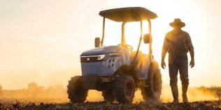 Tractorul electric care se încarcă singur la soare: poate lucra cinci ore și câștigă autonomie cât stă pe câmp