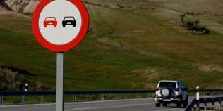 Depășești o mașină care merge foarte încet. Ai voie să accelerezi peste limita legală pentru câteva secunde?