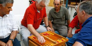 Pensionar în România sau în Grecia? Ce poți cumpăra cu aceeași pensie de 5.000 de lei într-o lună