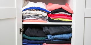 Miros de umezeală în dulap odată cu venirea toamnei. Ce funcționează și ce doar maschează problema