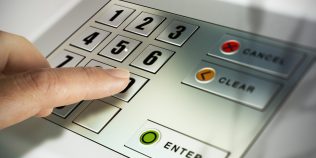 Retragerile de numerar se schimbă în România. Noua obligație pregătită pentru operatorii de bancomate
