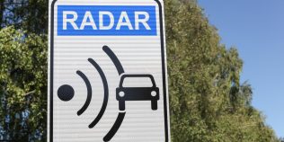 Este legal să-i avertizezi pe ceilalți șoferi că urmează radarul? Diferența dintre Waze și flash-uri
