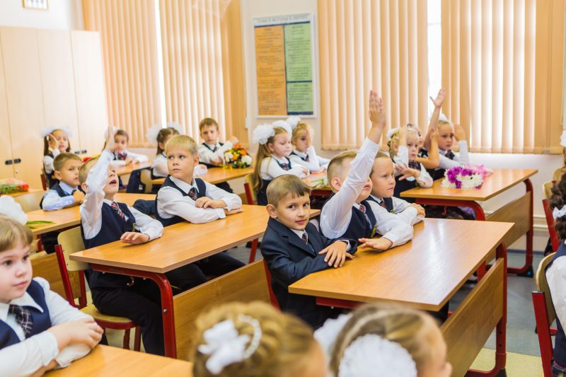Cât timp stau elevii români la școală într-un an. Diferențele față de copiii din țările OECD